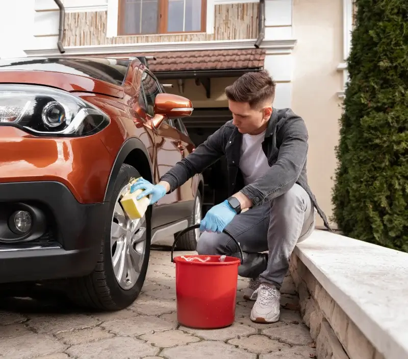 Lavage auto à domicile Montferrand-le-Château : professionnel intervenant sur un véhicule